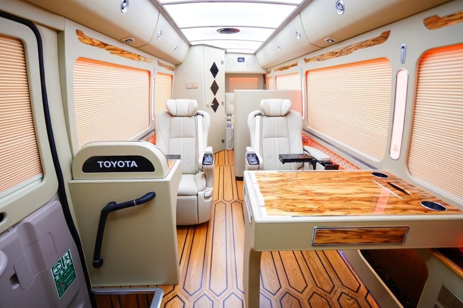 优惠多少钱 6座带床带卫生间新款落地价AG真人游戏平台丰田考斯特房车版最新(图2) 优惠多少钱 6座带床带卫生间新款落地价AG真人游戏平台丰田考斯特房车版最新(图2)