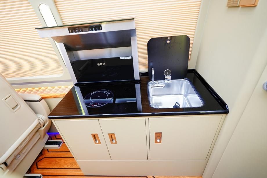 优惠多少钱 6座带床带卫生间新款落地价AG真人游戏平台丰田考斯特房车版最新(图5) 优惠多少钱 6座带床带卫生间新款落地价AG真人游戏平台丰田考斯特房车版最新(图5)